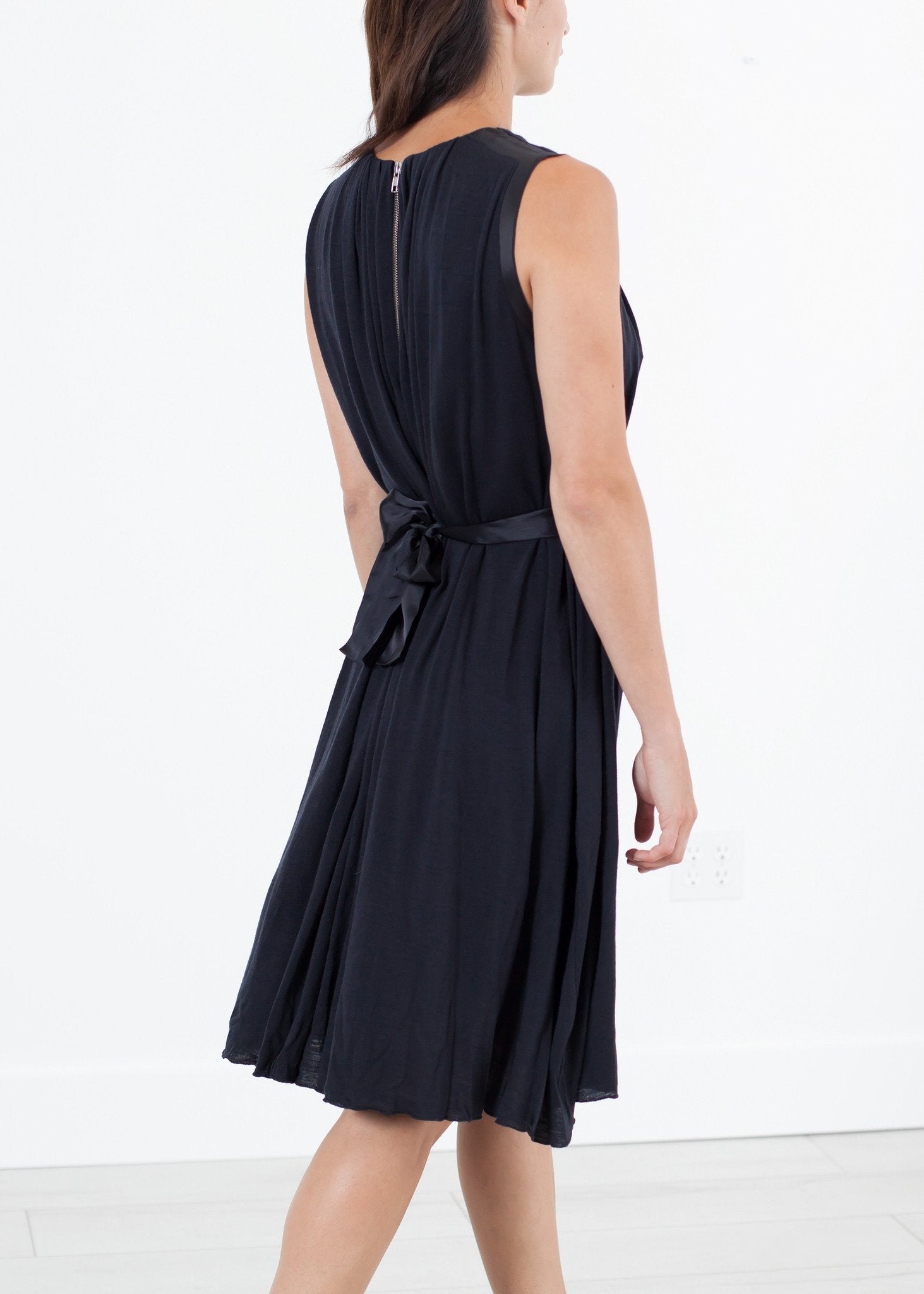 Sleeveless Pleated Dress in Navy - DrakeJack
